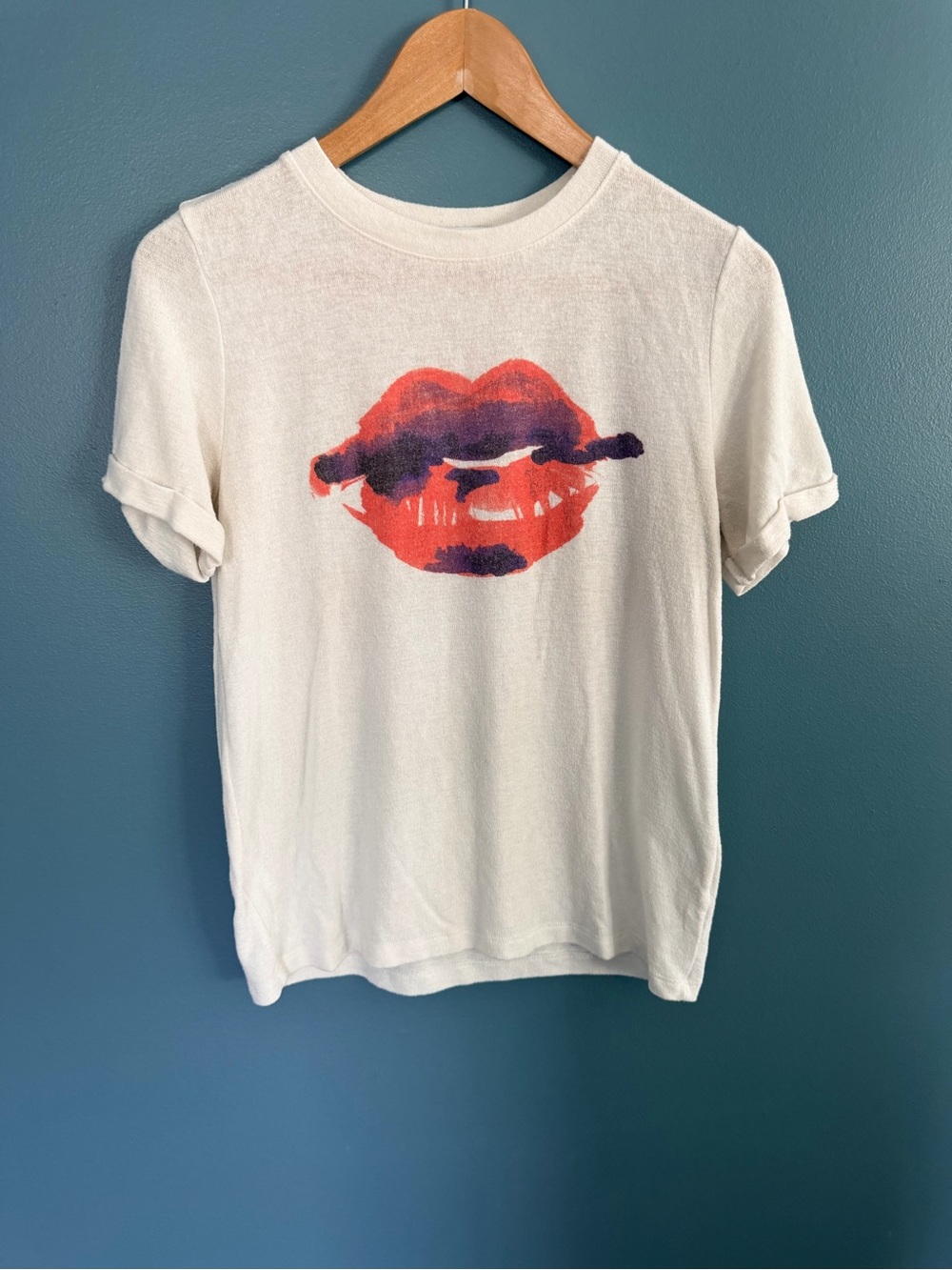Gilli Cream Crewneck Tee Lips Graphic Tee Sz Medium